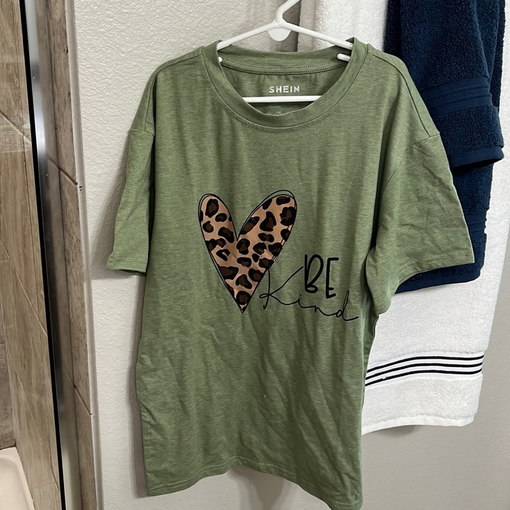 Green be kind t-shirt